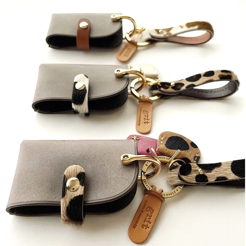 グレーのレザーのスマートキーケース